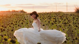 Krásna nevesta, však? Za úsmevom tejto ženy sa však skrýva veľká bolesť…