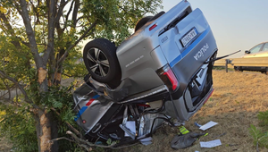 Policajné auto havarovalo pri Senci, vozidlo skončilo na streche