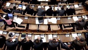 PRIESKUM: SDKÚ-DS by ostala pred bránami parlamentu