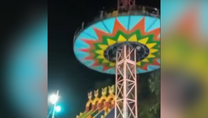 Pri páde adrenalínovej atrakcie z pätnástich metrov sa zranilo päť ľudí, dvaja z nich sú 14-roční