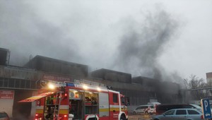 Autoservis zachvátil požiar. Na mieste zasahovali hasiči