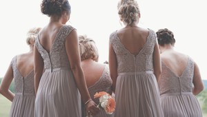 Nerozhodná žena si pýta radu: Môže si dať tieto šaty na svadbu kamarátky?