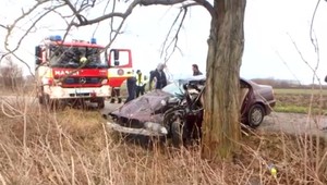 S autom nabúrala do stromu. Mladú vodičku s vážnymi zraneniami prevážali vrtuľníkom