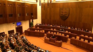 Smer zablokoval debatu o dlhu. Podľa opozície je to zbabelé