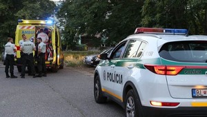 Streľba na sídlisku Petržalka: Podozrivý muž prišiel na miesto taxíkom, policajtov ohrozoval nožom
