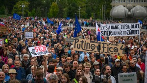 Protesty proti konsolidácii: V mestách po celom Slovensku vyšli ľudia do ulíc