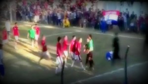 Rozhodca schytal kopanec do tváre