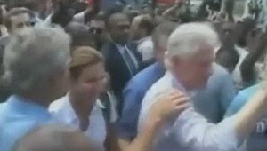 Ďalší trapas Busha! Utrel si ruku do Clintona