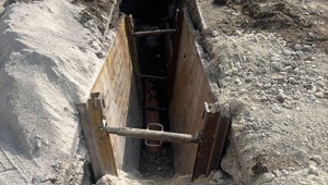 Tragédia pri práci: Muža vo výkope pre kanalizáciu zavalila hlina