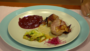 Bravčová panenka v slaninke s cuketovými špagetami a brusnicovou omáčkou