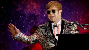 Eltona Johna stvárni na plátne tento sexy herec!