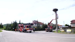 Nezvyčajný zásah hasičov. Z vysokozdvižnej plošiny zachraňovali tri malé bociany