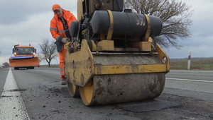 Keď sa asfalt mení na ementál: Cesty po zime kolabujú, výtlky poškodzujú autá po celom Slovensku