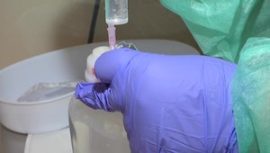 Nový senzor, ktorý môžu pacienti nosiť so sebou, dokáže nepretržite sledovať rast či zmenšovanie nádoru. Neuveríte, čo obsahuje!