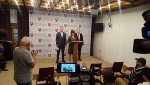 Tlačová konferencia opozície: NAKA tečie do topánok