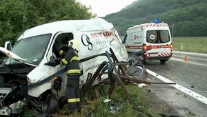 Vážna nehoda pri Rožňave. Vodič dodávky prerazil zábradlie na moste