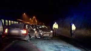 Vodič podcenil stav vozovky a dostal šmyk. Niekoľkokrát urobil hodiny a spôsobil vážnu nehodu