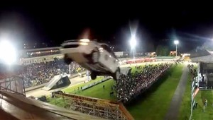 VIDEO. Ako šialenci na 7. poschodie s autom nevyskočili