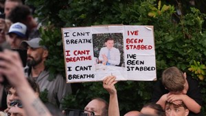 Protesty v Southamptone: Po smrti 18-ročného tínedžera lietali ulicami fľaše aj kolobežky