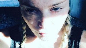 Selfie Madonny. Nenalíčená, vraj unavená....