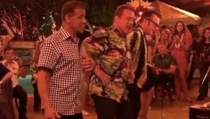 VIDEO, ktoré MUSÍTE vidieť! Schwarzenegger a Stallone na parkete