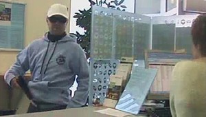 FOTO PÁCHATEĽA: Vystrašená pracovníčka banky kvôli nemu odpadla