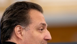 Kúpil si pílu a kladivo, o deň neskôr zmizla jeho manželka. Kamery usvedčili Američana