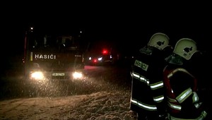 Na východe skončilo auto v priepasti, šofér dostal šmyk