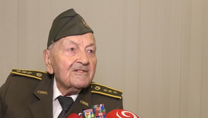 V ruke svedectvá namiesto zbrane: Pamätník Vladimír Strmeň, účastník SNP, prednáša na školách