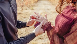 Pochválila sa zásnubným prsteňom, vysmiali ju: Nosili by ste takýto šperk?