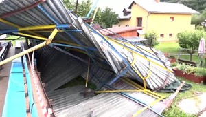Silná búrka narobila rozsiahle škody. Dokonca strhla strechu štadióna