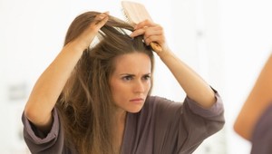 Čo sa skrýva za šedinami na našej hlave? Stres to nie je