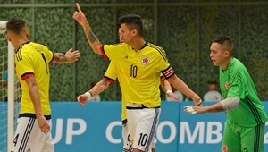 Ten snáď mal na halovkách sekundové lepidlo! Nevídaný gól Made in Colombia!