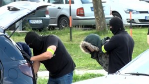 Pri nákupnom centre v Nitre zastavili kukláči auto s mladou vodičkou