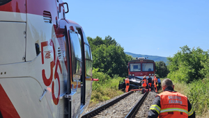 Vlak tlačil auto pred sebou približne 200 metrov: Zrážku neprežila 43-ročná vodička