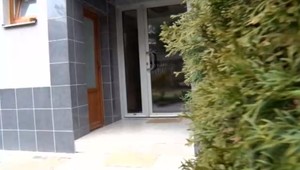 Mladá žena pustila do bytu muža, ktorý ju potom brutálne zavraždil