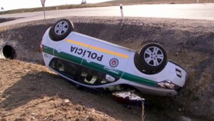 Policajt (24) prevrátil služobné auto na strechu! Je bez vodičáku