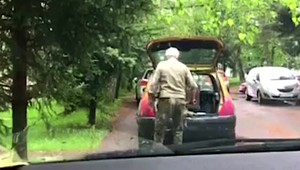 Videl zjavne opitého muža, ako chce riadiť auto. Pre istotu preto zavolal policajtov