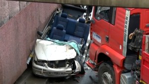 Vážna nehoda pri Prievidzi. Nákladiak pritlačil auto k múru