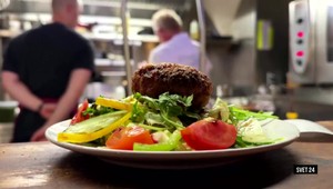 Svet 24 o ikonickom drese, ale aj o lietajúcom kuchárovi