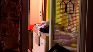 Žena odišla s chorou dcérou na liečenie. Za bieleho dňa im zlodeji vyrabovali ešte aj detskú pokladničku