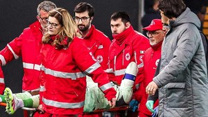 Divákom zápasu  s AC Miláno tuhla krv v žilách. Brankár sa zrazil s hráčom Udinese Calcio