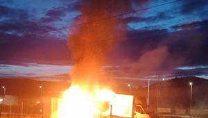 Pri hlavnej ceste začal horieť zelovoc. Polícia nevylučuje cudzie zavinenie