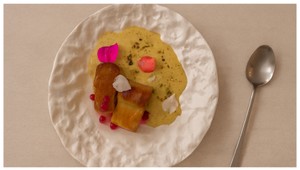 DEZERT - Minibriošky, opekané na sirupe z ruží, pistáciová pena a ríbezľový gél