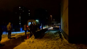 Len 13 ročné dievča vyskočilo z okna. Dôvodom mohla byť hádka za domáce úlohy