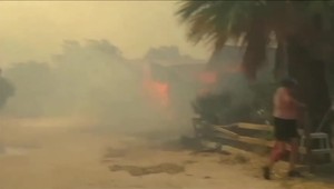 V Grécku vypukol rozsiahly požiar, dovolenkárov evakuovali