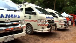 Chlapcov, ktorí uviazli v jaskyni, začali učiť plávať a potápať sa. Pomáha im celý svet