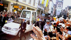 Pápež prirovnal papamobil ku konzerve od sardiniek