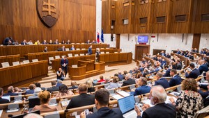 Poslanci odsúdili nenávisť voči LGBTI+ a židovskej komunite a vyzvali vládu na kroky