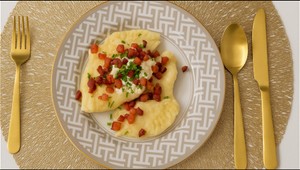 Domáce pirohy plnené smotanou a slaninou